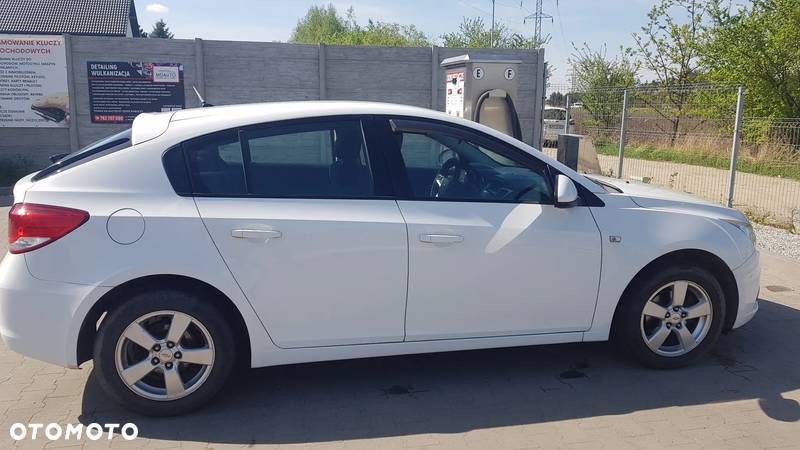 Chevrolet Cruze 1.6 LS - 13