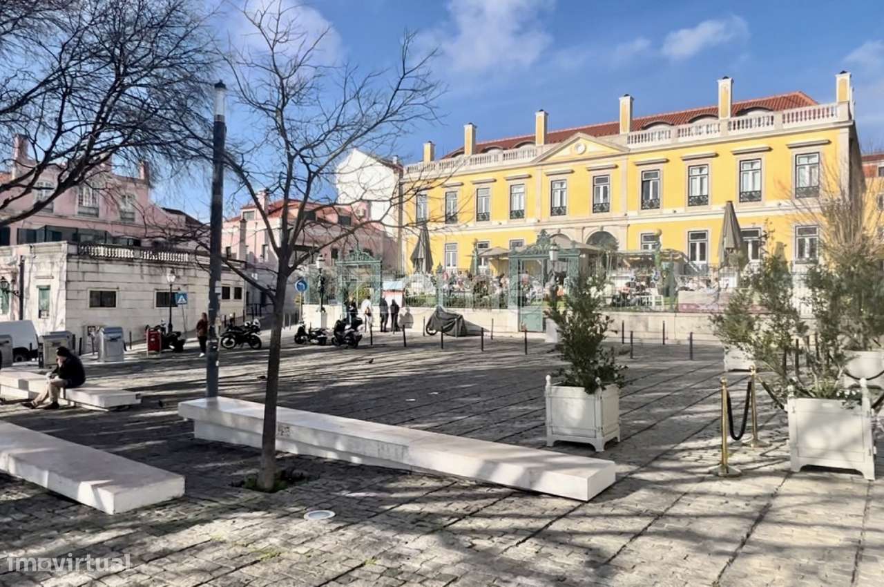 Prédio com 4 apartamentos e uma loja em Santa Catarina - Lisboa-29