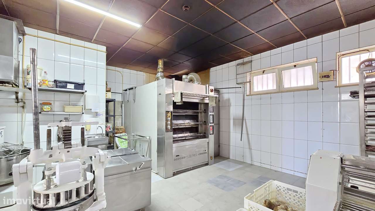 Amplo Espaço Comercial em Sarrazola – Cacia-14