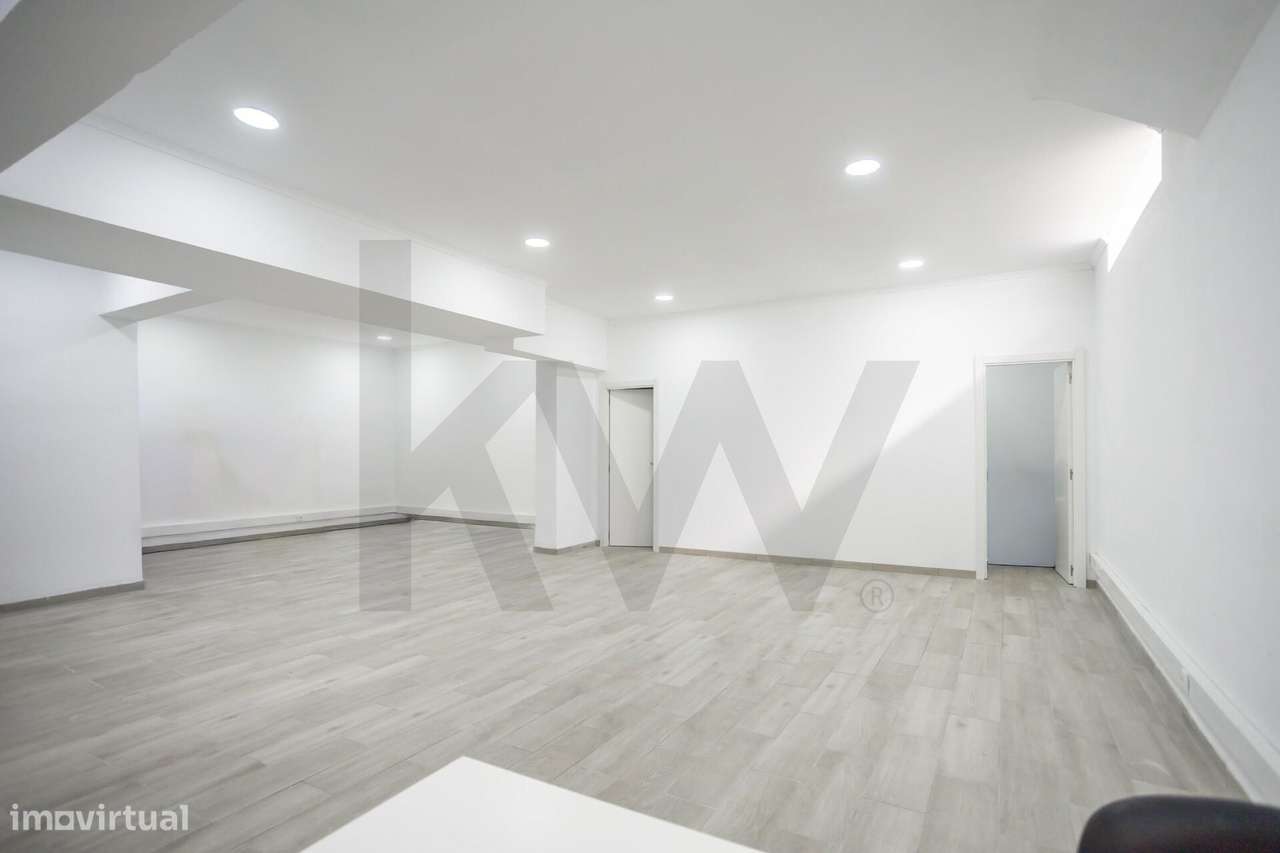 Espaço Comercial (Loja) no Centro de Corroios: Espaço Amplo, Remodelad-19