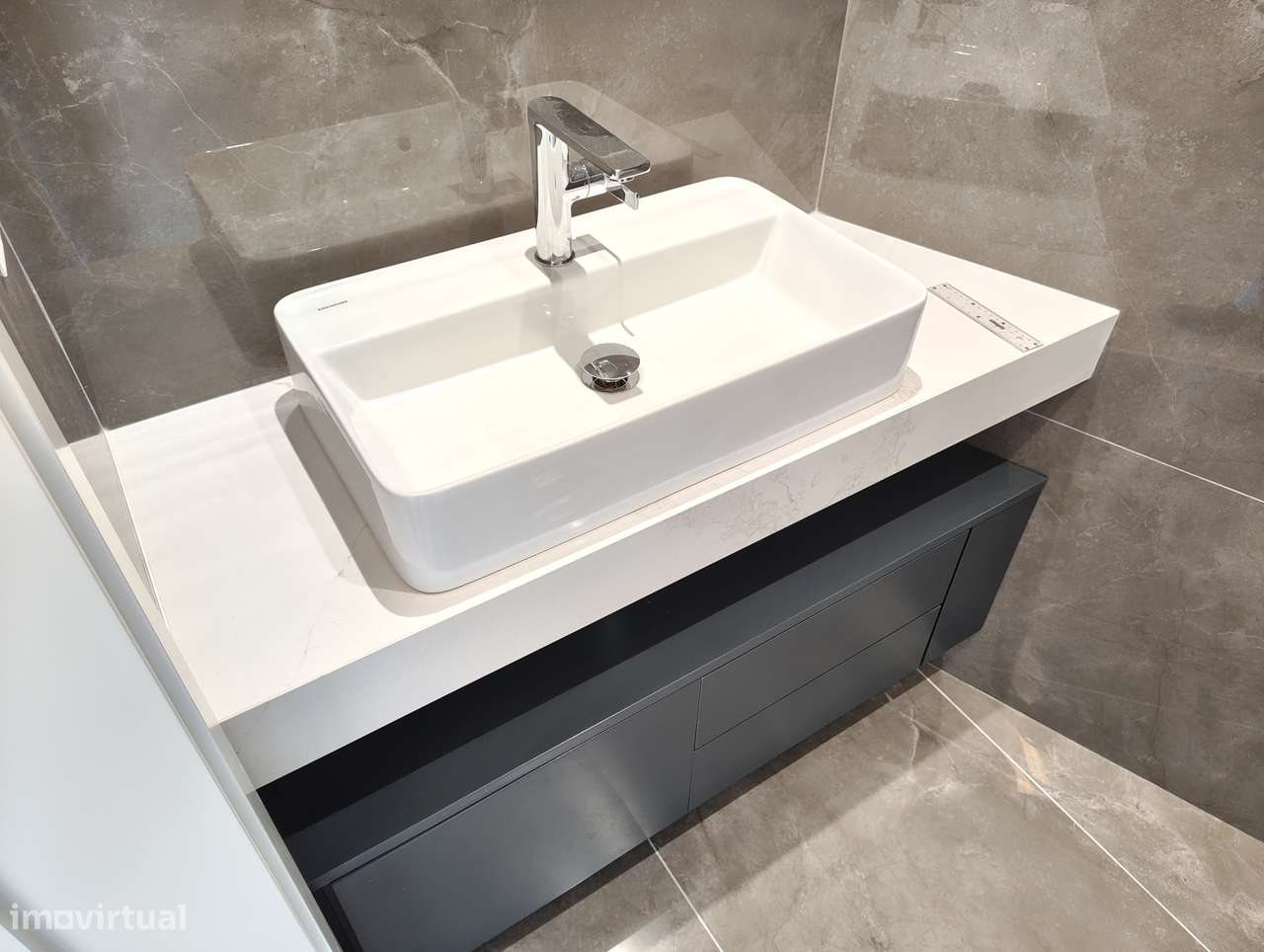 Moradia T4 com piscina, garagem e jardim em Canidelo-24