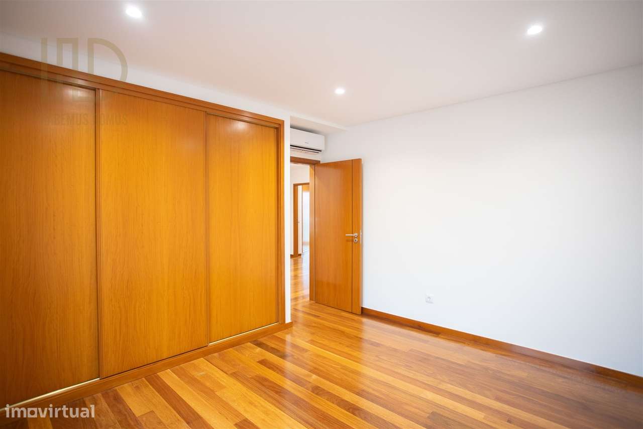 Moradia T3+1 de Luxo com 405m2 a 200 Metros da Praia em Canidelo.-19