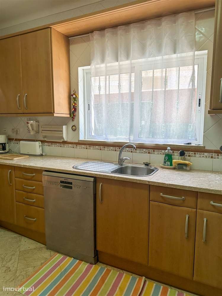 Moradia T5 com piscina e jardim a poucos metros da Praia do Alemão – A-27