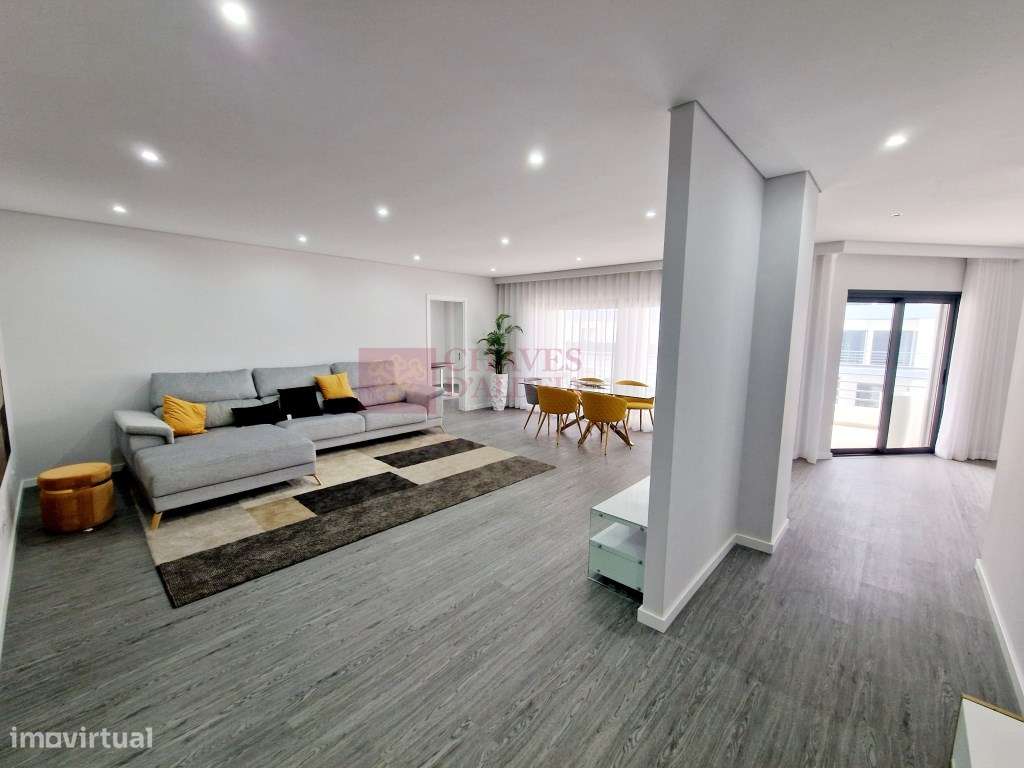 Fantástico apartamento T4 - Condomínio com piscinas e jardins - Grande imagem: 4/35