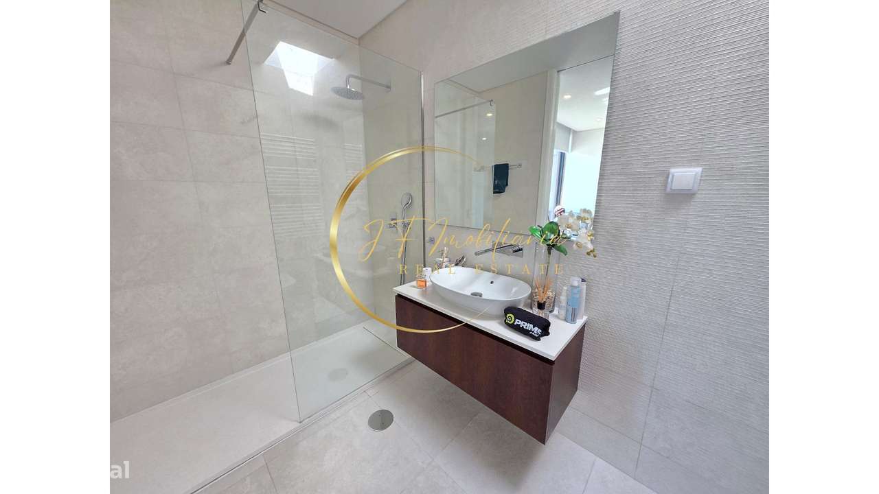 Moradia T4 de Luxo com Jardim-48