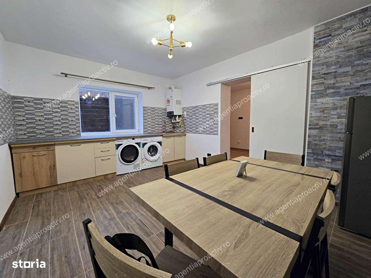 Casă individuală, renovată în 2025, zonă centrală, Str. Română.-5