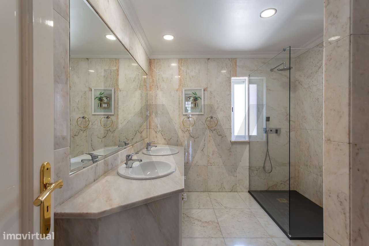 Moradia Isolada | 5 Quartos, Jardim, Garagem para 4 Carros-38