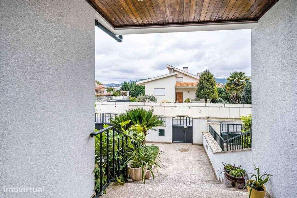 Moradia T5 , como nova, junto à U.M.-20