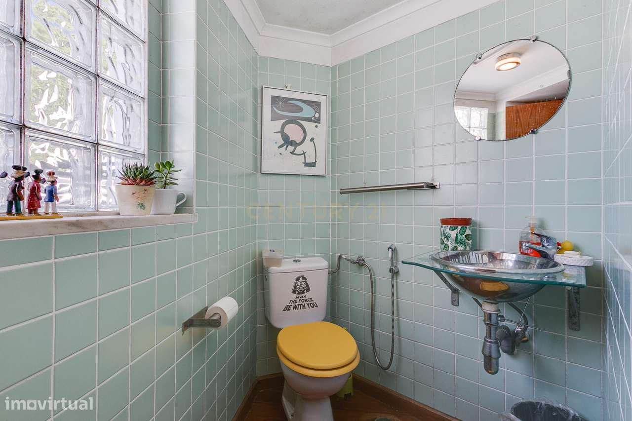 Terreno de 956m2 com duas moradias em Alcântara, Lisboa, uma T4 e T3-35