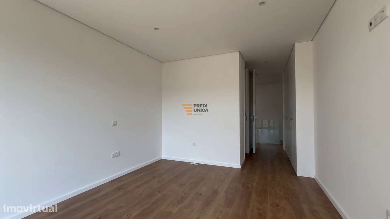 Moradia T3+1  Arquitetura Moderna Oferta ato escritura-9