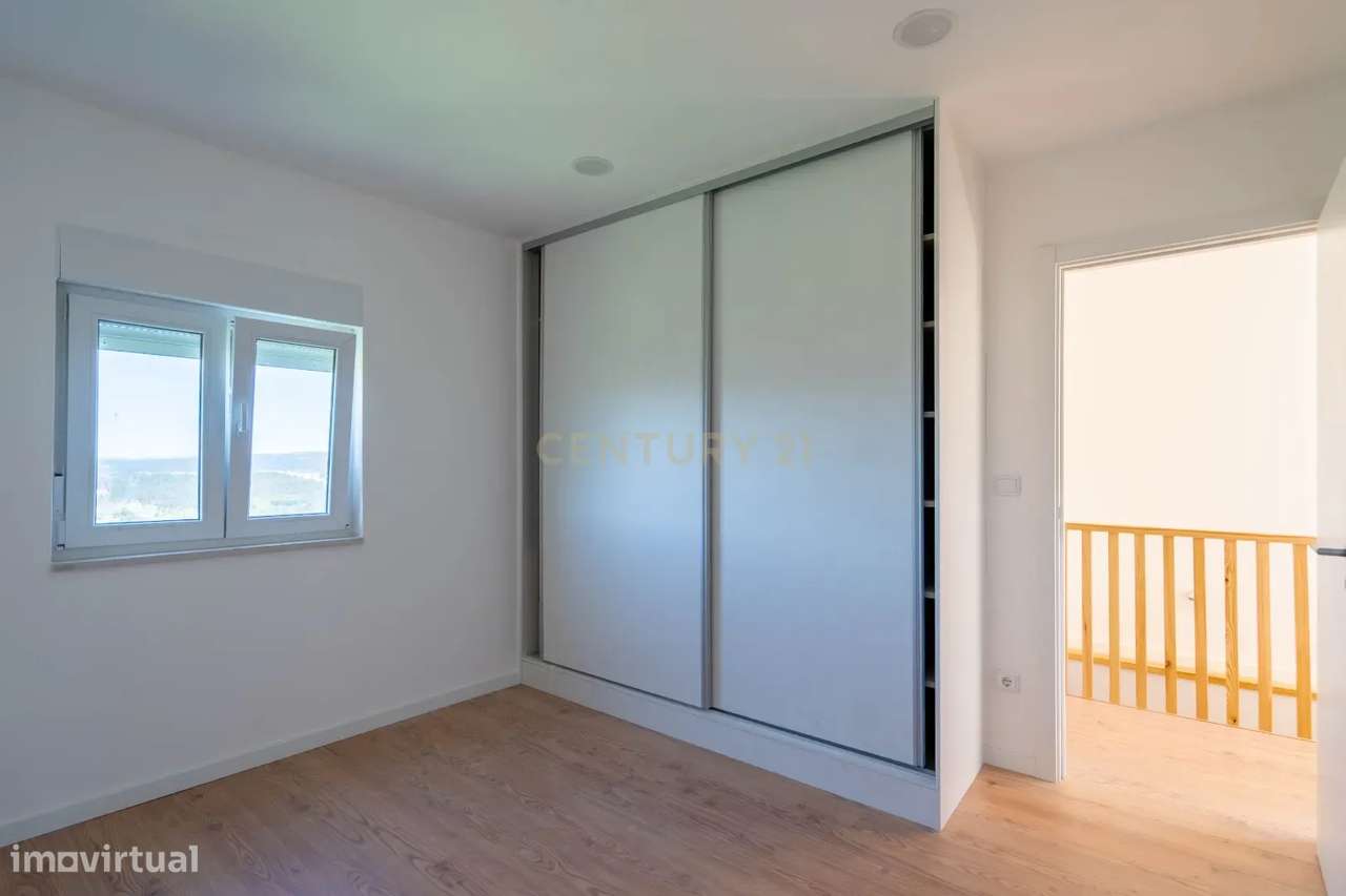 Moradia T3 de dois pisos com terreno totalmente renovada a cinco minut-35