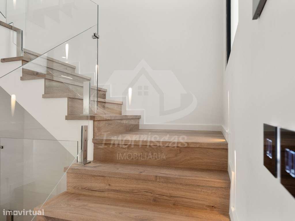 Moradia T4 com piscina e vista panorâmica em São João da Talha-14