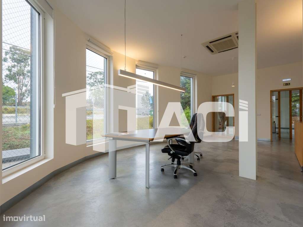 Armazém e Espaço Industrial de Excelência - 3 Pisos | Terreno de 5....-9