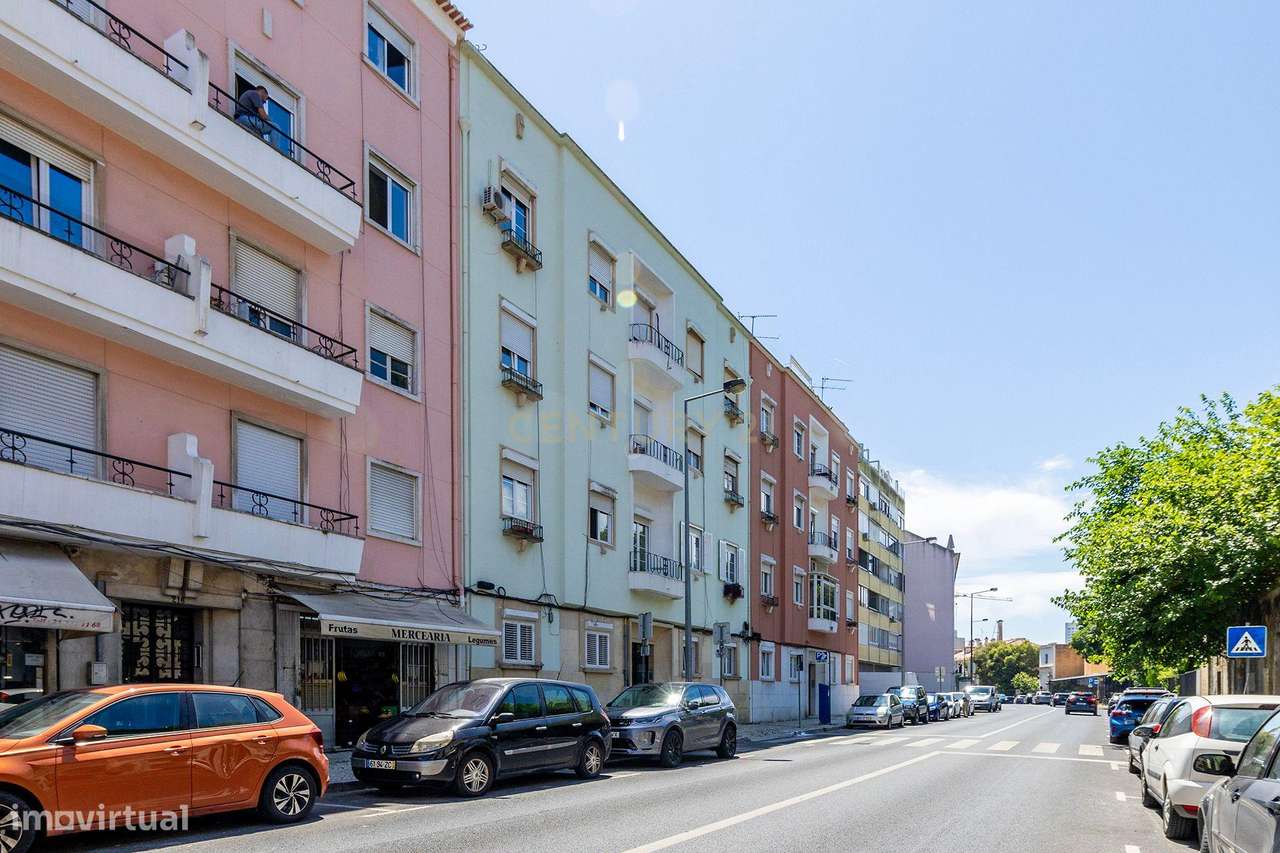 Apartamento T2 na Estrada das Laranjeiras com logradouro-7