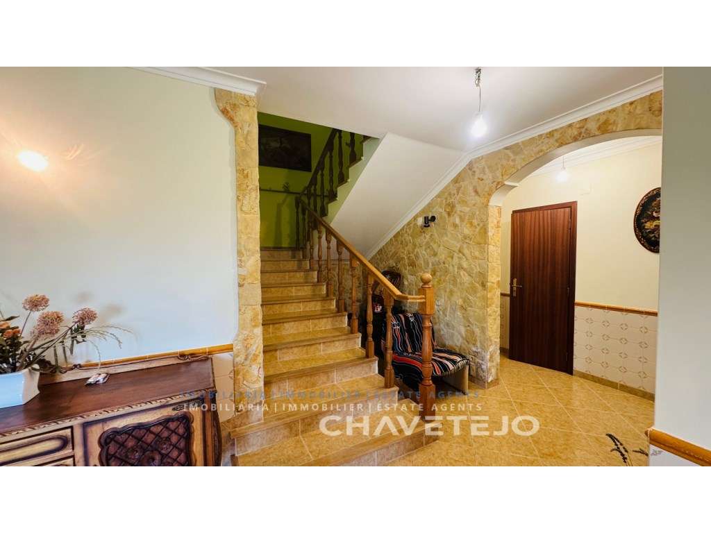 Quintinha T4 com Amplas zona para Oficinas, Terreno Plano e Enorme ...-12