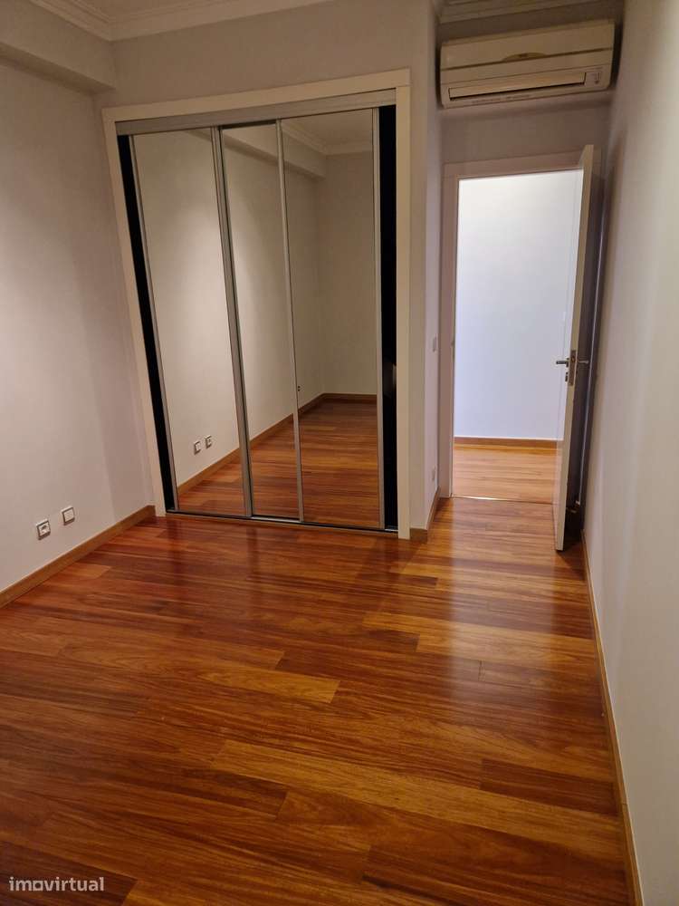 T3 Luxo (T3+T3 ligados/2 Fracções) com 3 Boxes Vistas - Almada Centro-8