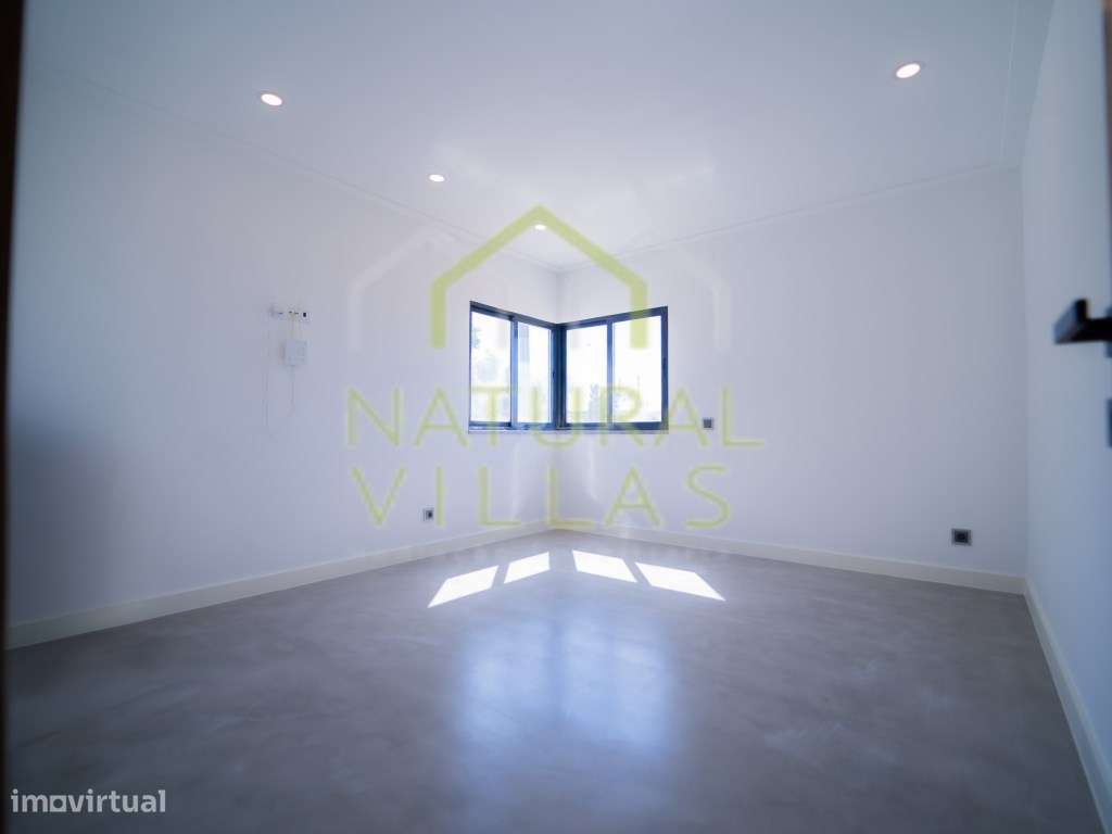 Moradia T5 com Piscina e Design Moderno em Fonte Santa-19