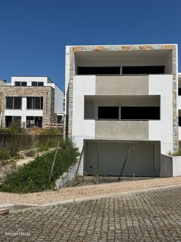 Moradia Geminada T4 Venda em Oliveira do Douro,Vila Nova de Gaia-0
