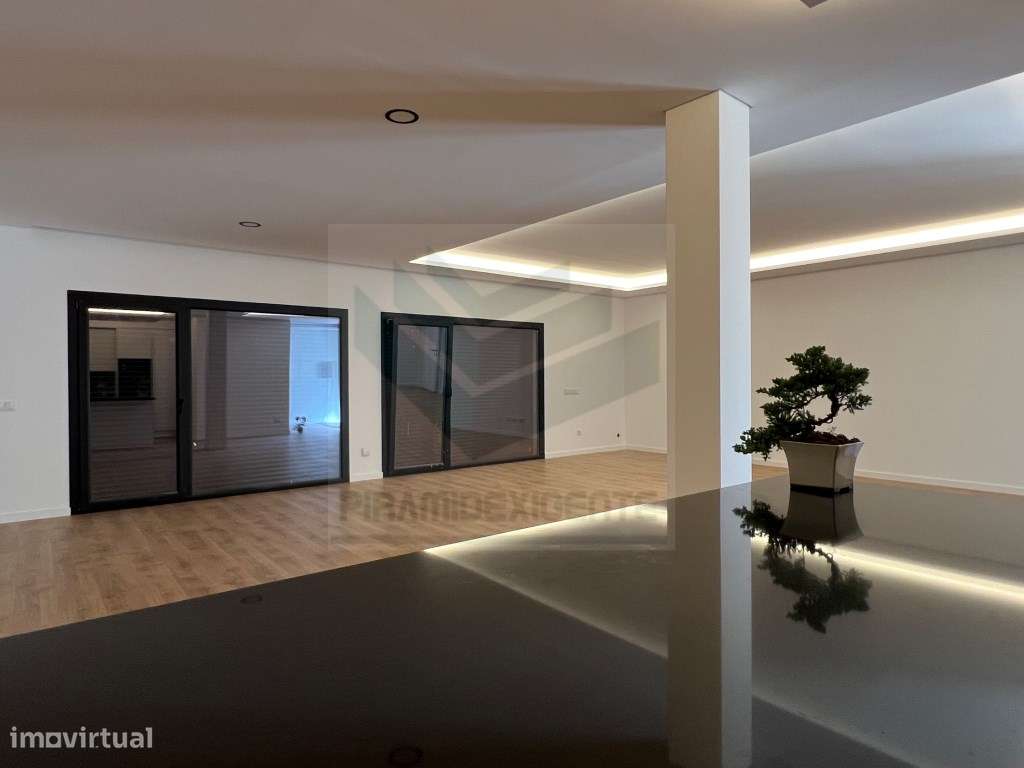 Ampla Moradia T4 em Azeitão: 72m² Open Space, 3 Suítes-24