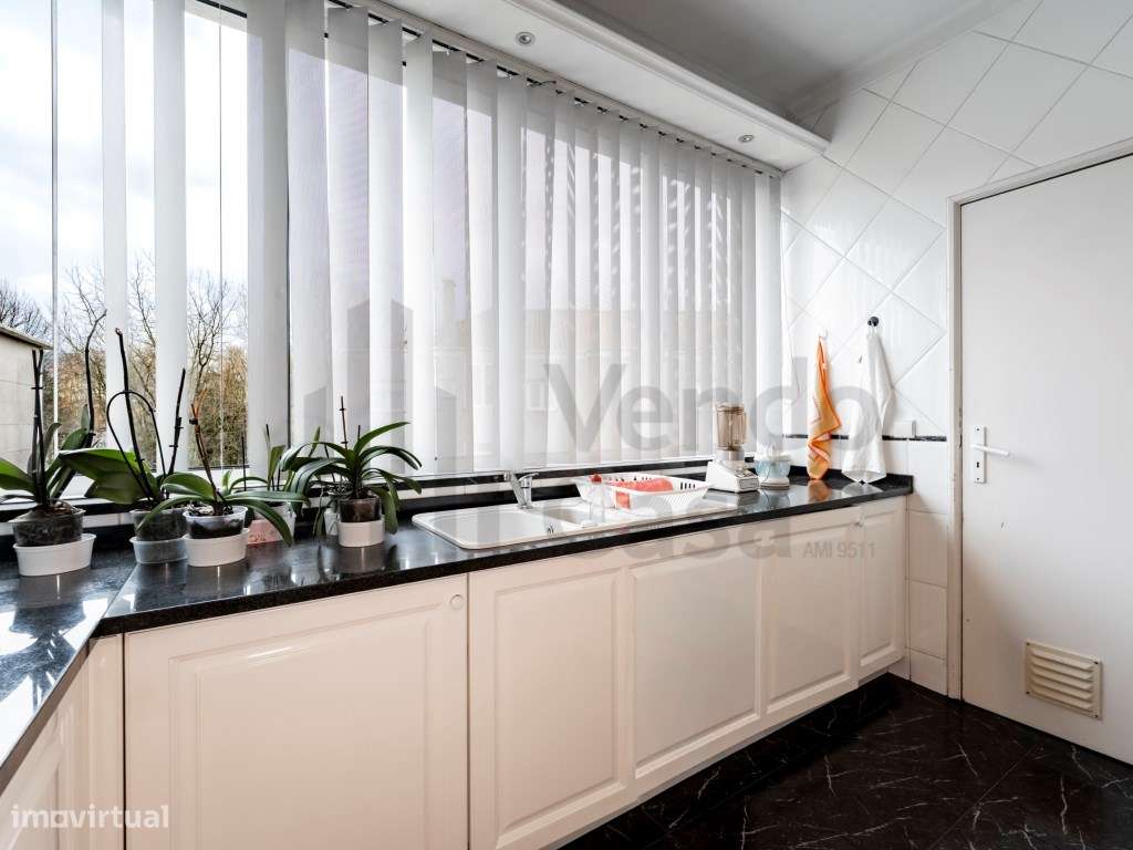 Vende-se T6+1 Braga À Av. Liberdade-9