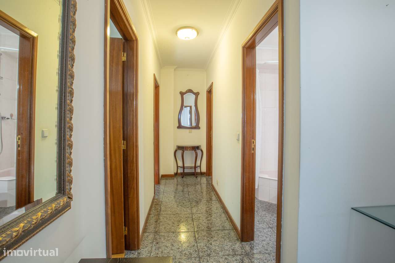 T2 +1 com 102 m² | Varanda | Perto do Metro e Baixa Ribeirinha-14