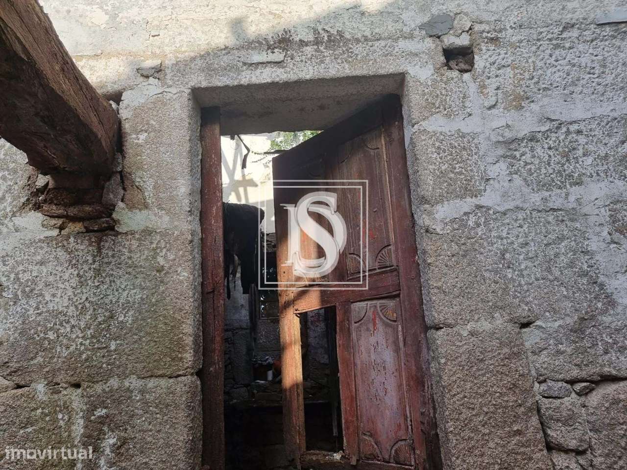Moradia T5 para Restaurar, com terreno, em Ruivães, Vieira do Minho-11