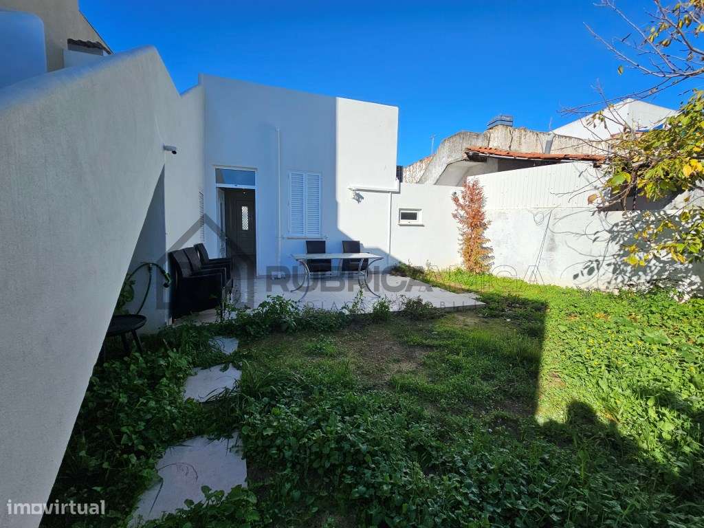 Moradia V2 em Loulé renovada com terraço e logradouro-26