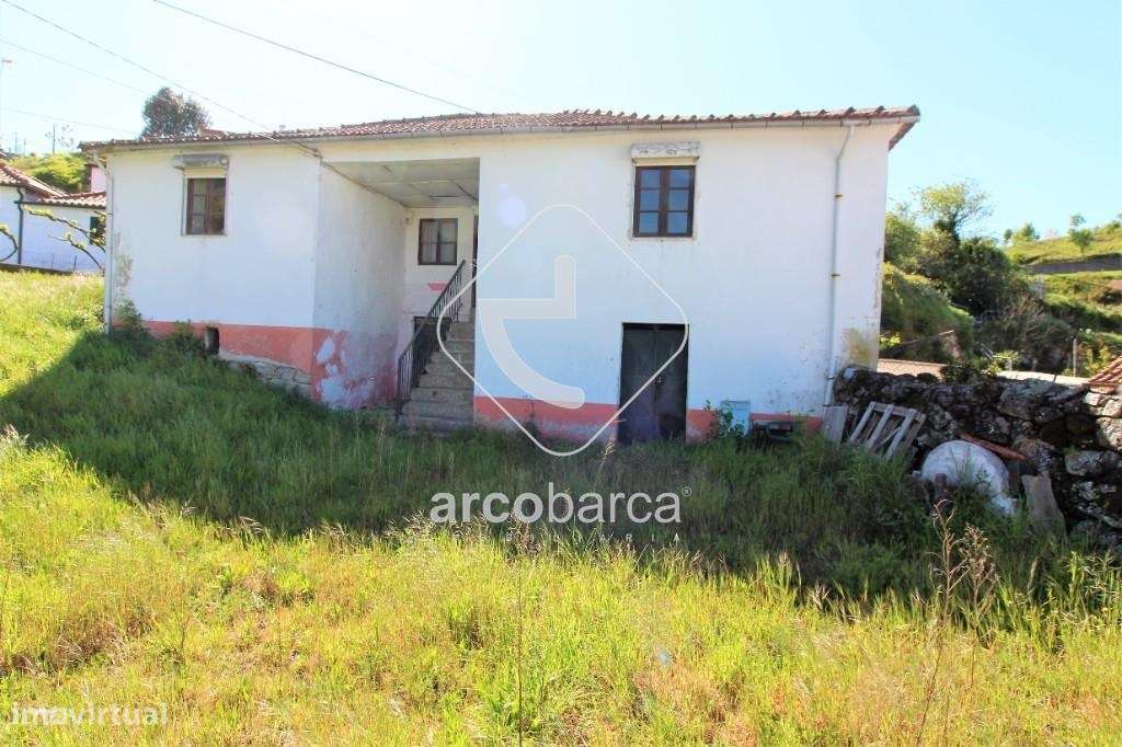 Moradia em pedra para remodelar, com terreno,  à entrada da Vila de Pa-1
