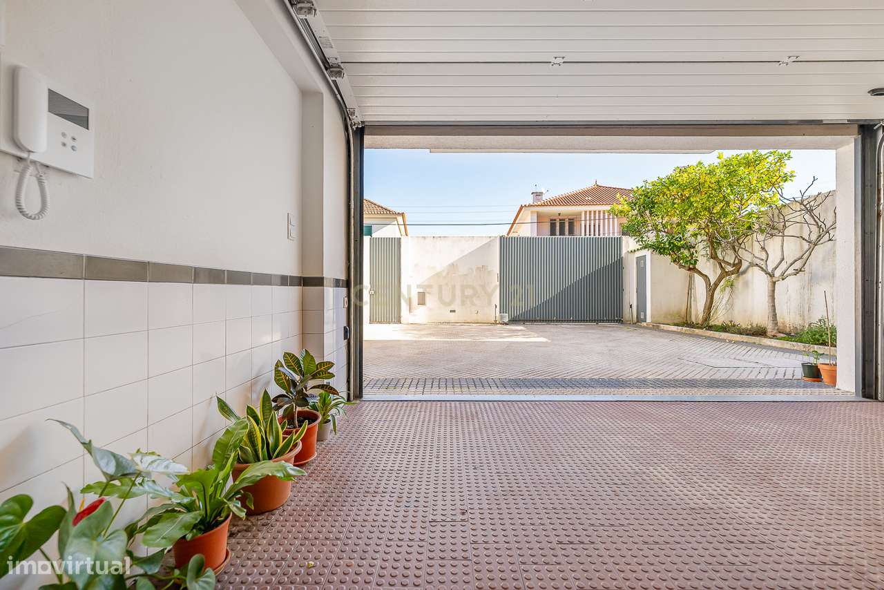 Moradia de Luxo T4 com Piscina e Jardim em Alvalade-53