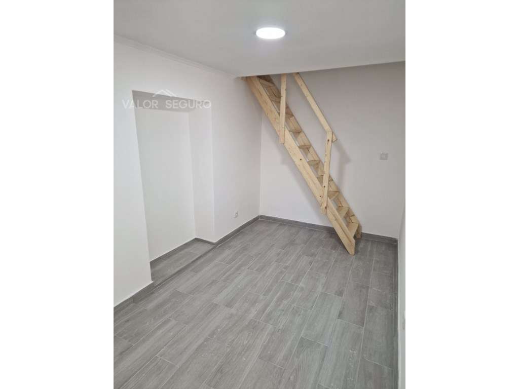 Moradia com 8 casas independentes em Sobralinho-5