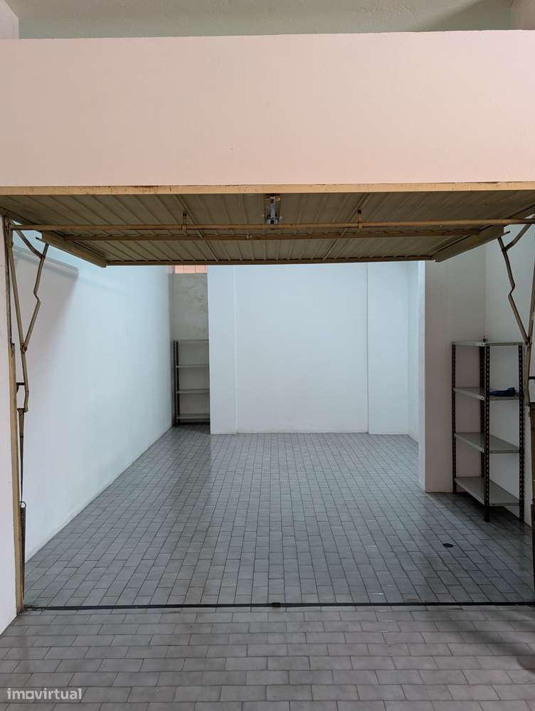 Garagem para arrendar na Estrada do Biker ideal para apoio a negócios - Grande imagem: 4/6