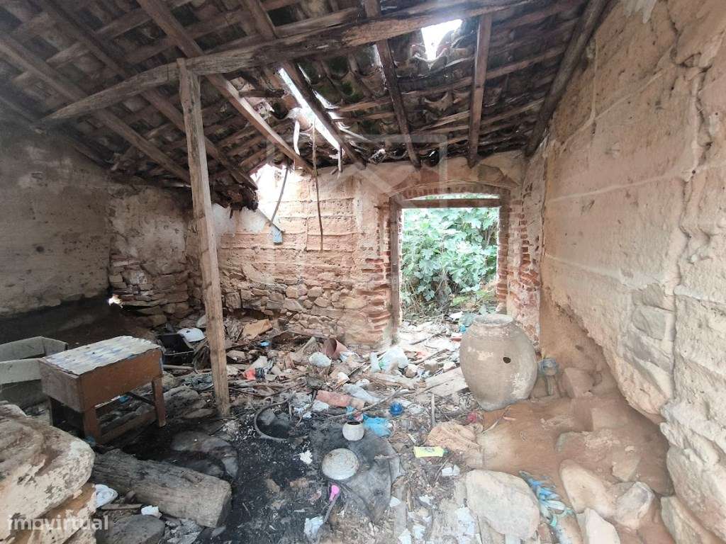 Moradia para recuperar em Faro do Alentejo-22