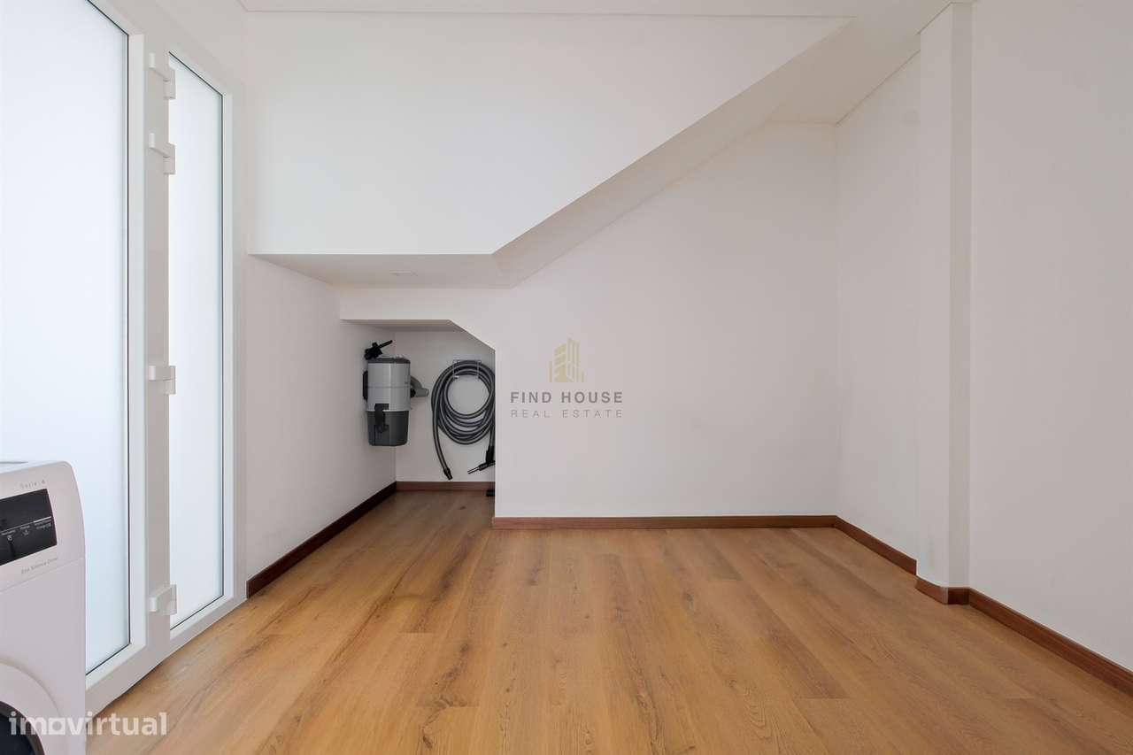 Vende-se Moradia Isolada T4 com garagem, piscina e jardim em Albarraqu-17