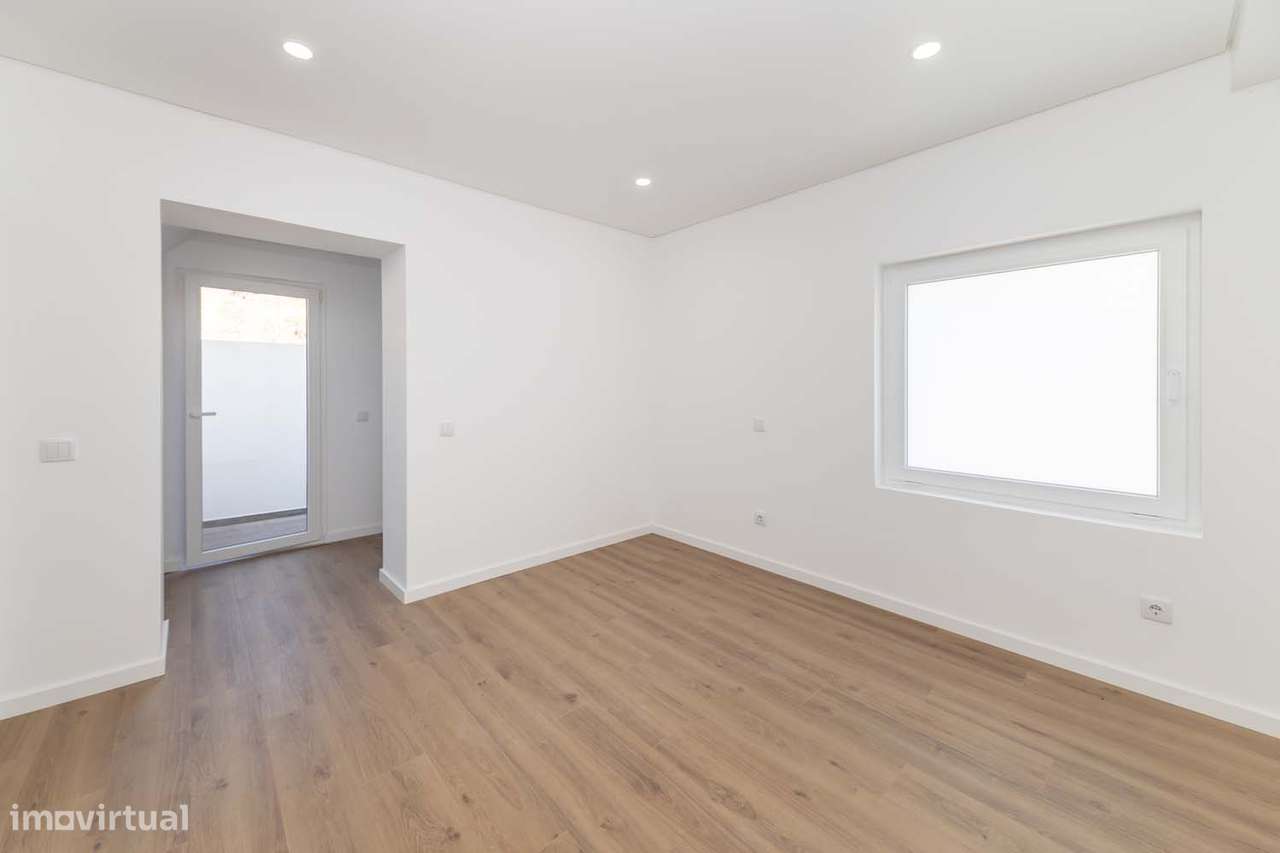 T3 NOVO – Apartamento com Espaço Exterior Único de 500 m² no Seixal-34