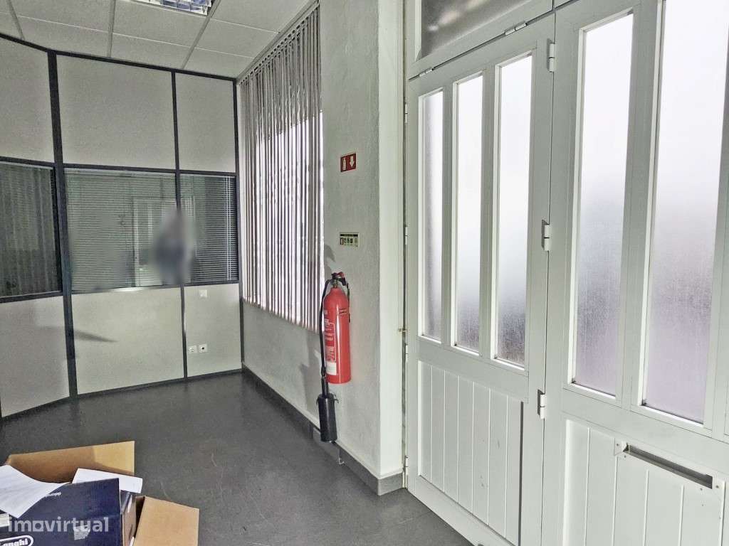 Loja/Escritório com 100m² na Amadora - Excelente Localização e Acessos - Grande imagem: 2/10