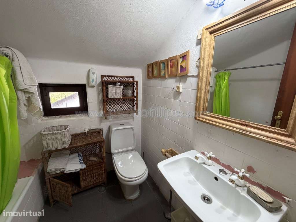Moradia V4 com jardim relvado e piscina.-17