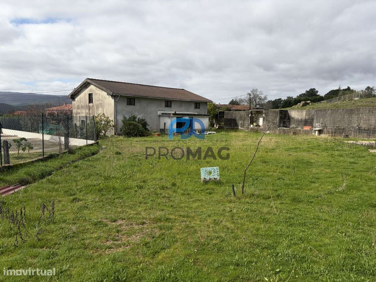 Armazém com 140 m2 inserido em terreno com 1989m2 - Grande imagem: 2/38