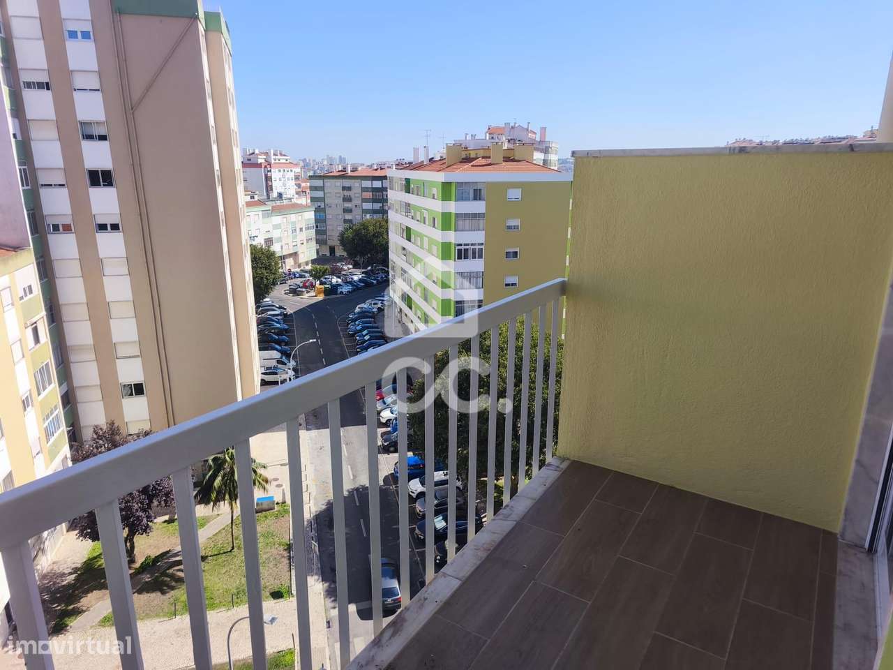T3 Renovado com 3 Varandas na Amadora-11