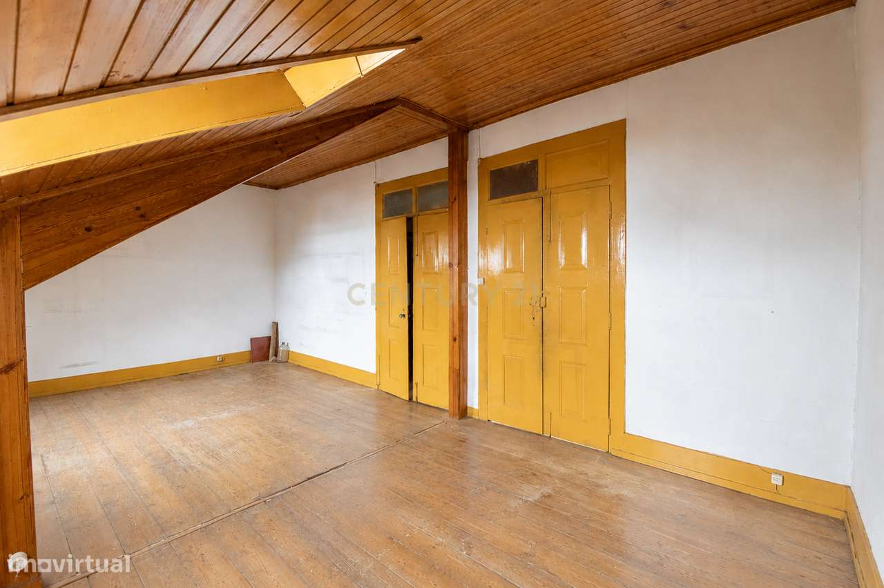 Apartamento 4 na Rua da Sofia — História, centralidade e potencial de-12
