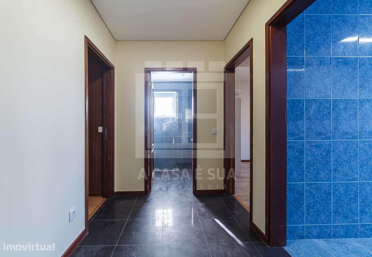 Apartamento T2 renovado em Mafamude no centro de Gaia-3