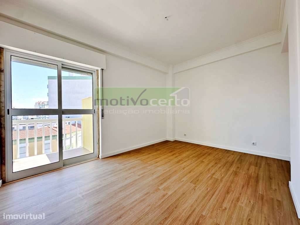 Magnífico T3 Totalmente Remodelado no Casal de São Brás, com Varand...-8