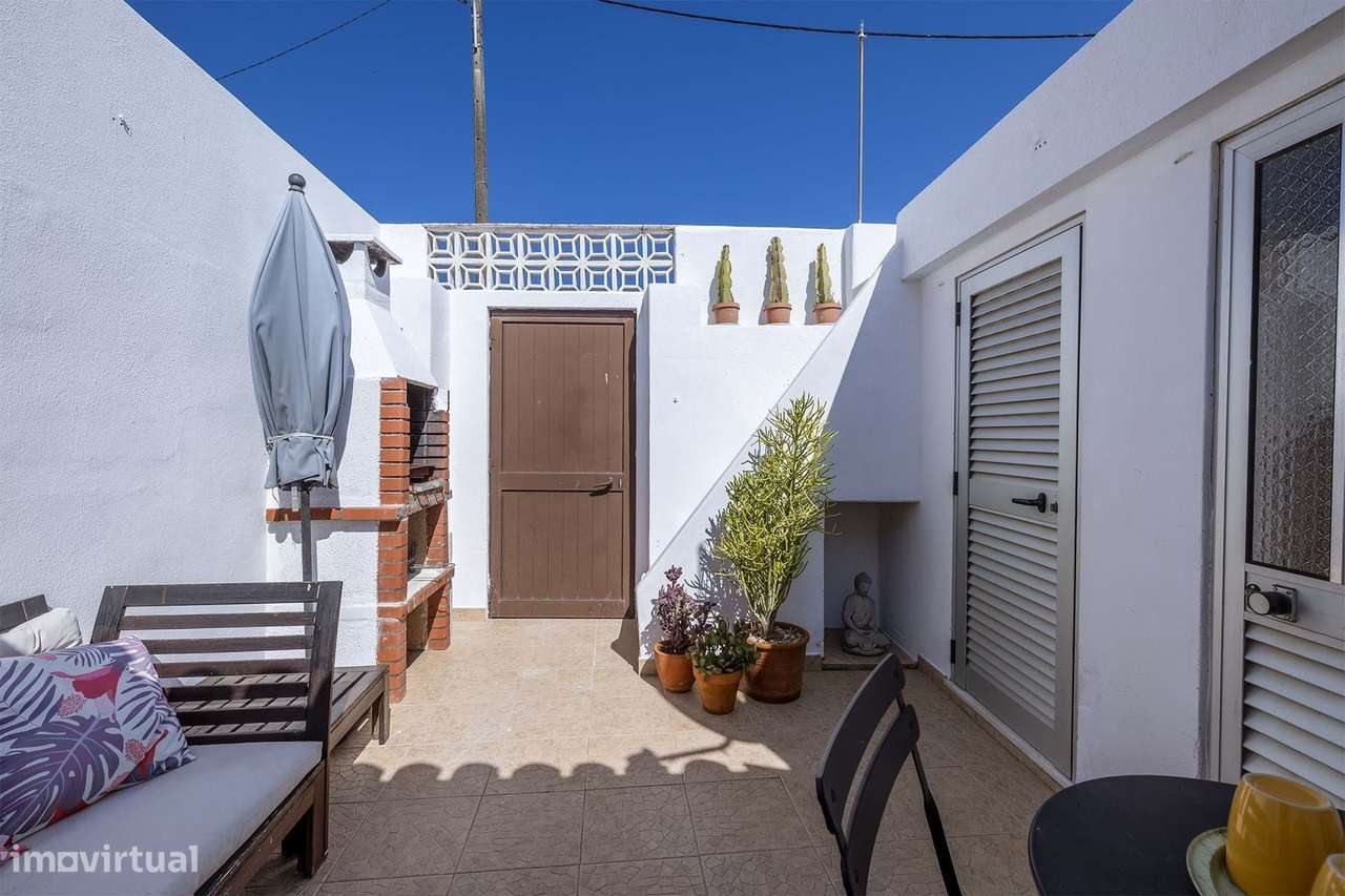 ENCANTADORA MORADIA EM BANDA T2 À VENDA EM BARÃO SÃO JOÃO - Grande imagem: 4/26