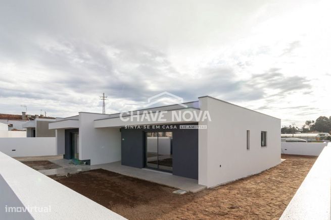 Moradia V3 Nova, Térrea e Isolada em Travanca - Santa Maria da Feira-1