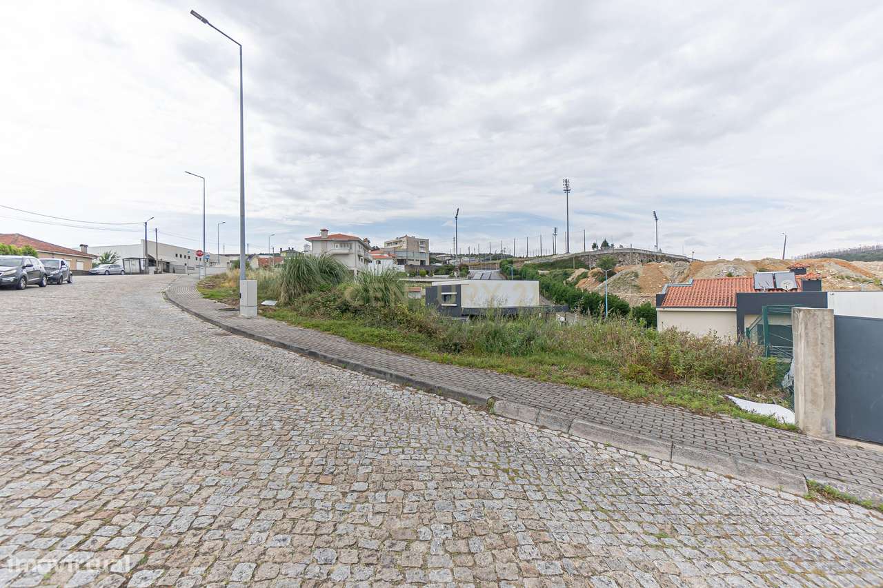 Terreno Urbano de 242m2 com viabilidade para construção de Moradia V3-13