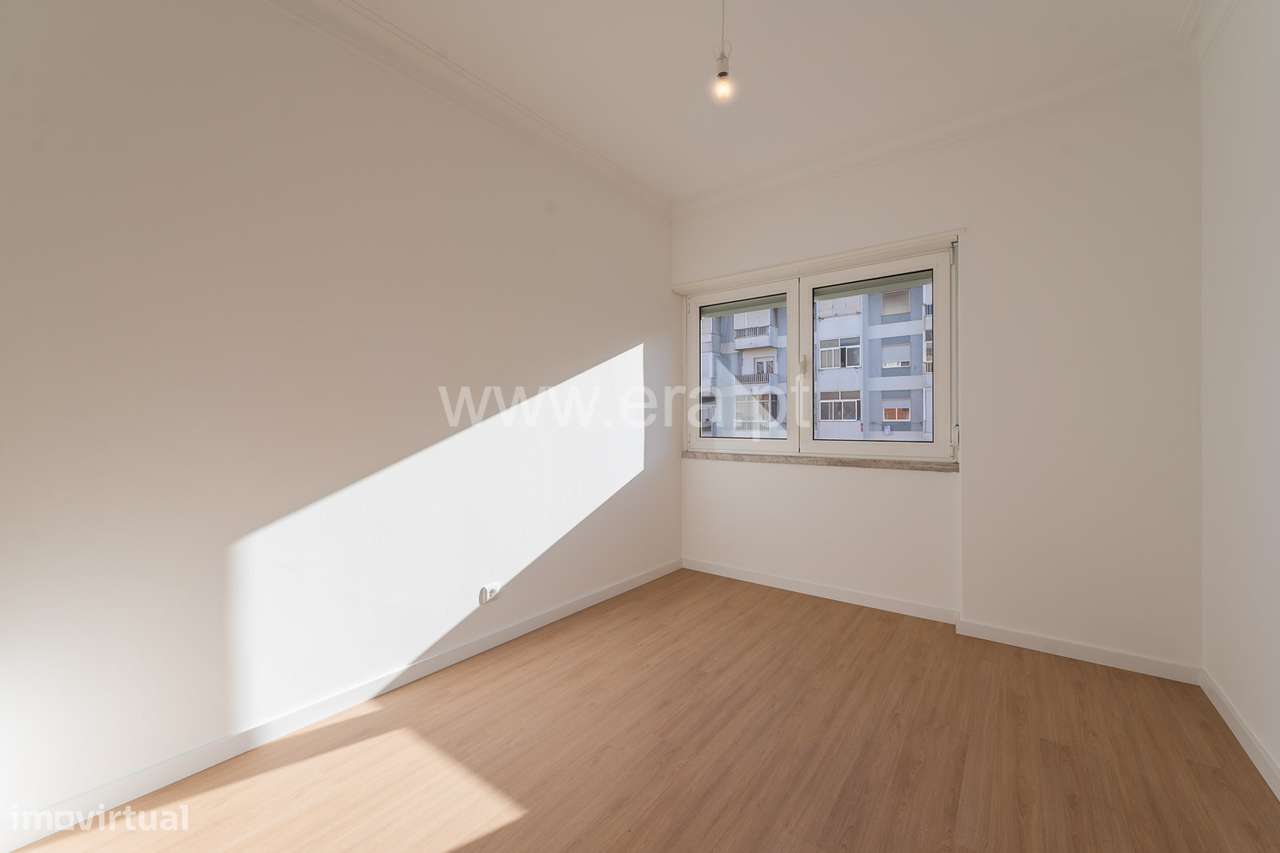 T2 Totalmente Remodelado a 5 Minutos do Metro — Odivelas-7