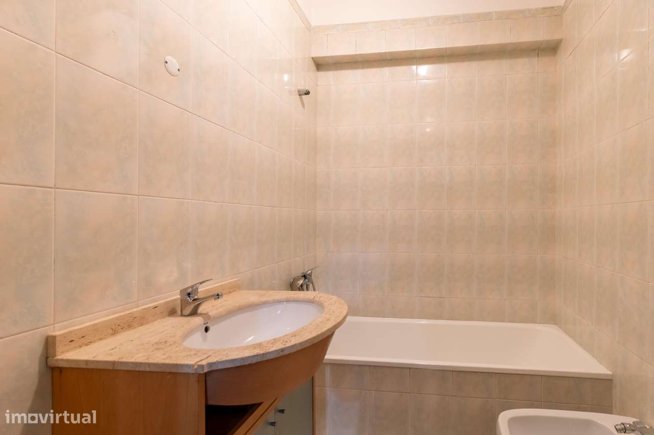 Apartamento T3 em Linda-a-Velha-12