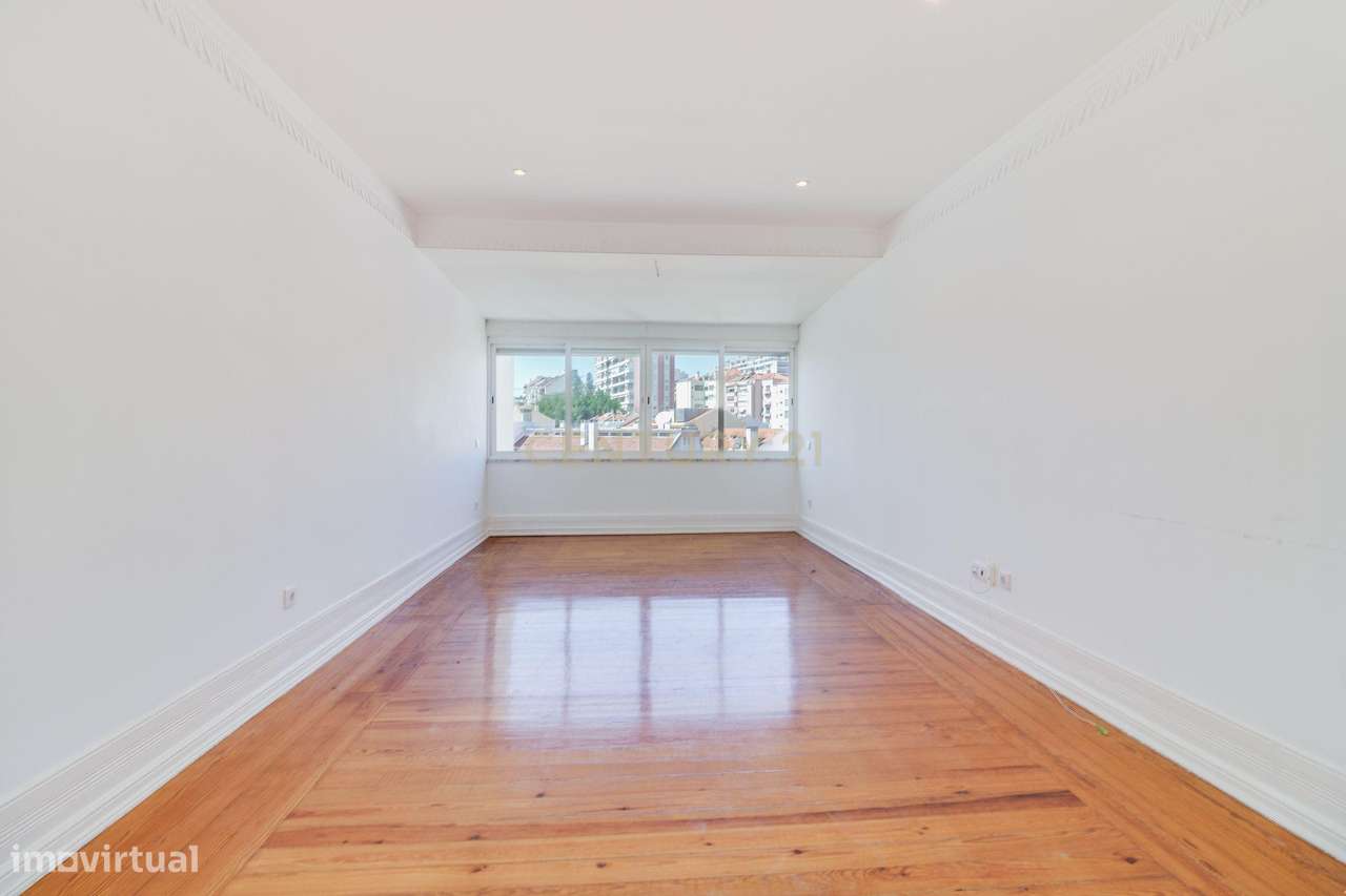 Penthouse com terraço de 28m2 junto ao metro no Rato-3