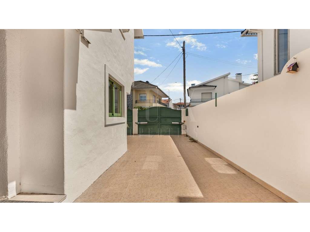 MORADIA T4 TOTALMENTE REMODELADA EM CASCAIS-49