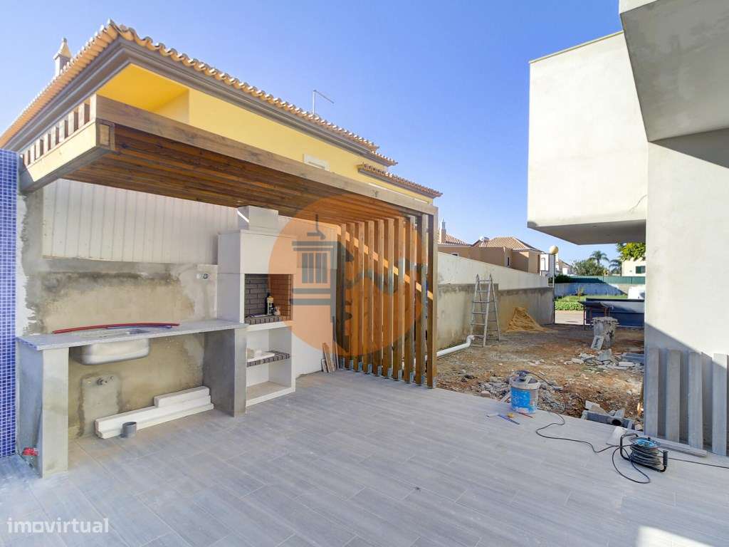 Moradia Isolada V4 com Piscina em Construção-10