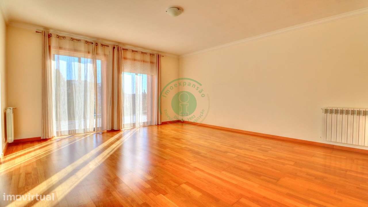 Apartamento T3 com 2 Garagens-8